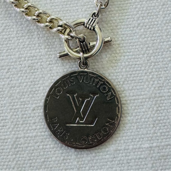 Louis Vuitton Silver Vintage 1 1/4” Keychain Pendant 18” Silver Plated Chain - Picture 2 of 5